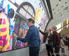 [르포]"제품 안 사도 됩니다" 영국에 삼성 브랜드관 열었더니…