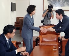 '조국 임명'…與"사법개혁완수"vs野"철회안하면 정권퇴진"