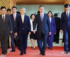 文 "개혁 마무리 맡긴다" 조국 지명 한달만에 임명