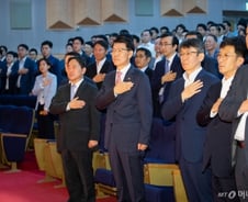 취임 은성수 "금융도 실패 용인"..떠난 최종구 "시장개입 근절"