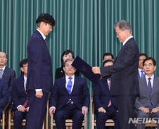 초유의 '라이브 임명식'…조국, 굳은 표정으로 "사법개혁 완수"