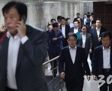 조국 장관되던 날, 미묘한 검찰…서초동 바라보는 한국당