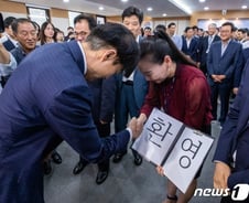 [theL프로]"최대한 간소하게" 회의실서 열린 조국 취임식