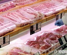 [MT리포트]유통가도 초긴장 "당장은 가격 안올리지만…"