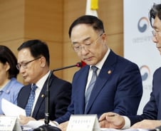 [단독]'소부장법' 부처간 중재 나선 홍남기…녹실 집합