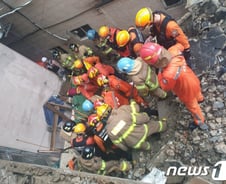태풍 '타파'에 붕괴된 부산 노후주택…70대 여성 사망