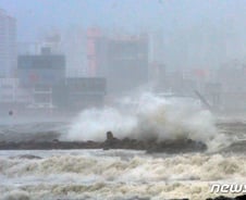 태풍 '타파' 영향…거가대교 양방향 통행 금지