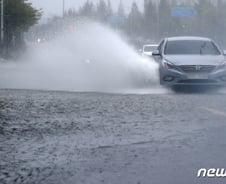 '야구에 이어 축구까지...' 태풍 타파로 '취소 경기' 속출