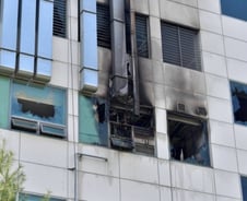 "검은연기에 아비규환…" 휴대폰 비춰 환자 대피시킨 직원들