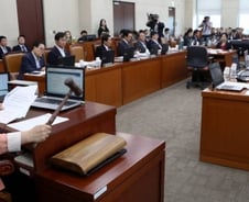 [국감현장]야당 "美, 예산으로 기록관 건립 없어" VS 기록원장 "13개 있어" 