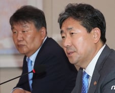 [국감현장]유튜브 구독자수, 국방부에 밀린 문체부…박양우 "쑥스럽다"