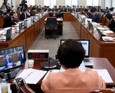 [국감현장] 조국 '장외전' 행안위 국감...여야, 당대표·문 대통령 자녀 의혹 '설전'