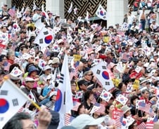 [사진]태극기 휘날리는 광화문