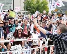 [사진]지지자들에게 인사하는 황교안 대표