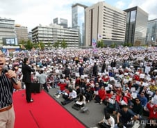 [사진]광화문 광장에서 발언하는 황교안 대표