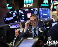 [뉴욕마감] 서비스업 추락에 금리인하 기대…S&P 0.8%↑