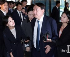 "윤석열, 윤중천 별장에서 접대"…대검 "허위사실·법적 대응할 것"