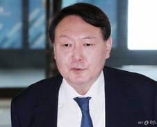 '윤석열 별장 접대' 한겨레21 VS 검찰…박지원도 가세 