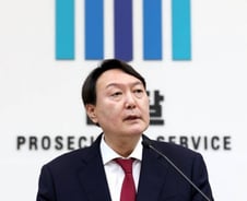 윤석열 "건설업자 별장 놀러 갈 정도로 대충 살지 않았다"