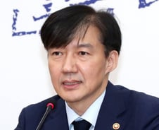 검찰 출석한 정경심, '조국 사퇴' 소식에 조사중단 요청(상보)