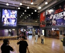 [단독]영화관 관람객은 줄었는데 극장 매출은 늘었다고?