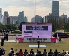 [팩트체크]한국당 국회앞 '대형 스크린' 행사, 규정 위반?