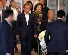 고개 떨군 文대통령…'3일 가족장' 모친 마지막 길 배웅(종합)