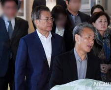 조화·근조기 반려-이호철 조문…文 모친 빈소 풍경