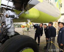 [르포]'보잉737' 수리하는 대한항공 "미세균열도 즉시 부품교체"