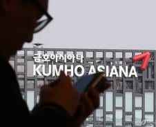 아시아나 보낸 금호…비행기 떠나도 공항 남는다