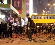 [르포]몽콕은 전쟁중…'탕탕' 취재진·시민에 총 겨누는 경찰 