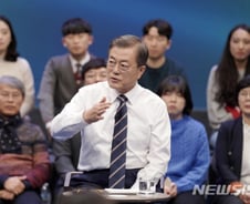 文대통령, '국민과의 대화'에 '청각장애인 수제구두' 신어