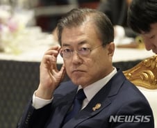 문 대통령 "아직 모병제 실시할만한 형편 안돼…중장기적으로 설계"