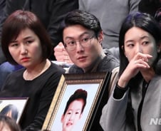 첫질문 '민식이법' 당부 눈물에 문 대통령 "최선을 다하겠다"