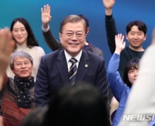 문 대통령 '모병제' 질문 청년에 "혜택 못받으실 것 같다"…폭소