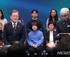 문 대통령 "최저임금 인상, 속도조절한 상태…대책병행을"