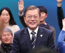 문 대통령 "조국 임명, 국민 분열케 해 굉장히 송구..檢 개혁은 필요"