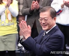 문 대통령 "부동산 공급 늘리는 것도 중요…1인 맞춤형 아파트 필요"