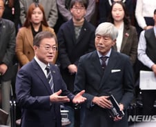 문 대통령 "부동산 전국적으로 잡아와…전월세는 안정됐다"