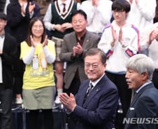 문 대통령 "20대 외면이라 생각치 않아…더 많은 기대하는것"