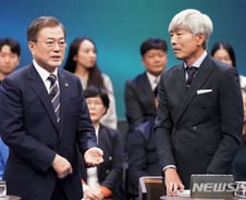 문 대통령 "여성차별 아직 엄연한 현실… 동성혼은 합의 쉽지않아"