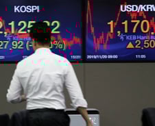 공은 또다시 '트럼프'로…"지수 회복전 은행주·유틸리티" 