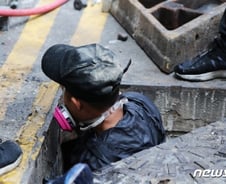 [르포]홍콩 이공대 봉쇄 나흘째, 교내엔 '성조기'가…