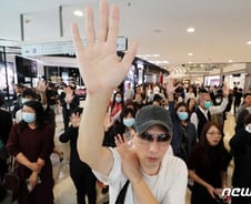 [르포]홍콩 센트럴 "경찰 해산하라"…이공대 시위대 "도와주세요"