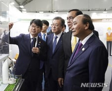 文, 부산서 CEO서밋…아세안 정상 환영만찬까지