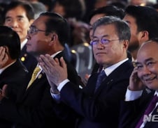 文, 아세안 지도자-경제인들에 "친구 넘어 함께 성장하자"