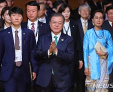 文, 300인과 아세안 환영만찬…11개국 재계·문화계 총출동