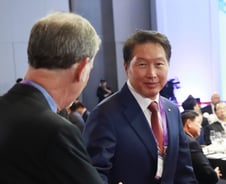 [300포토]SK 최태원, 넷플릭스 CEO와 악수..한-아세안 만찬