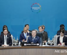 文대통령 "2022년까지 아세안 무상원조-협력기금 2배"