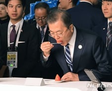 아세안 매료시킨 5G기술·K뷰티..文에 "우리도 쓰자"